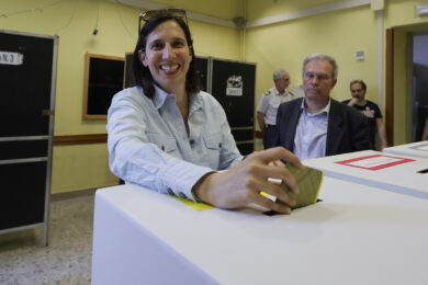 Schlein rompe gli indugi. Lei la candidata premier della coalizione che ha vinto in Puglia e Campania. Chi nel Pd non ci sta è out. E Conte…