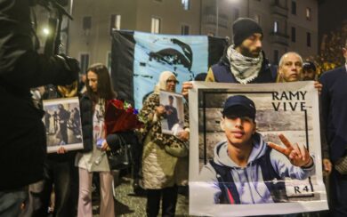 Milano, fiaccolata per Ramy a un anno dalla morte. Il padre: “Per l’Ambrogino sono arrabbiato”