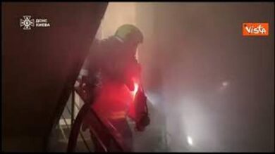 Attacco a Kiev, edifici sventrati e vittime civili. La popolazione costretta nei rifugi