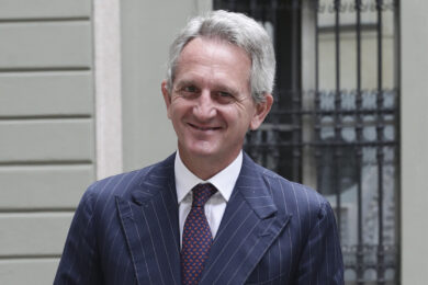 Mediobanca, l’uscita di Nagel resta un rebus. Si tratta sul patto di non-concorrenza, mentre l’ex Ceo guarda già a Londra
