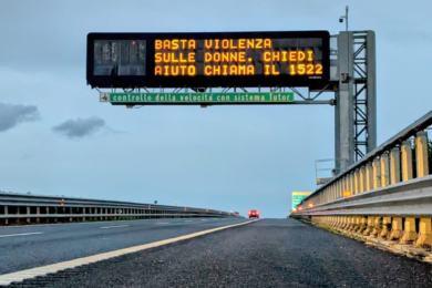 Autostrade per l’Italia accende i PMV contro la violenza di genere