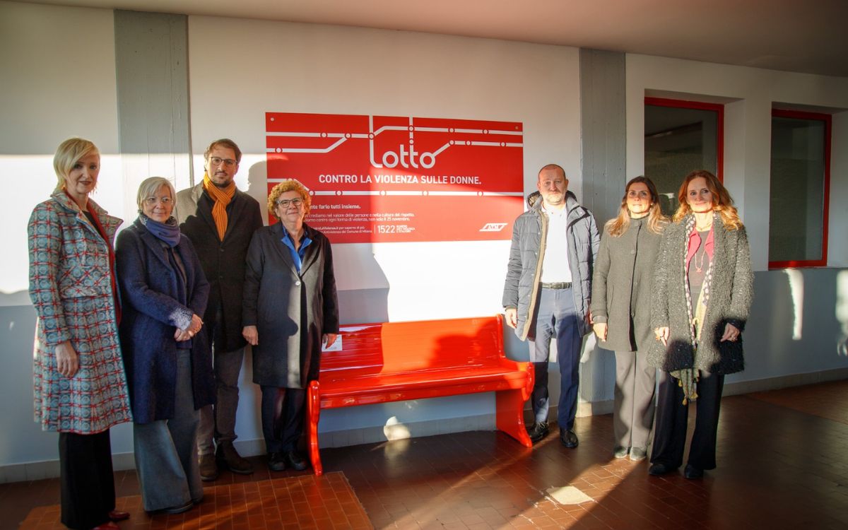 Milano, Atm contro la violenza di genere: posata la terza panchina rossa in memoria della collega Alessandra Milano, Atm contro la violenza di genere: posata la terza panchina rossa in memoria della collega Alessandra