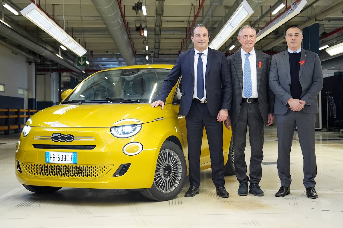 Mirafiori riparte: via alla Fiat 500 Ibrida e 400 nuove assunzioni Mirafiori riparte: via alla Fiat 500 Ibrida e 400 nuove assunzioni