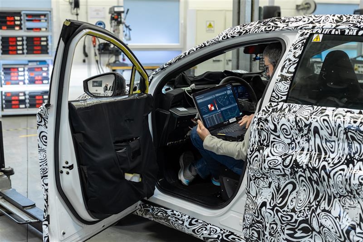 Nissan accelera il futuro: l’IA di Monolith dimezza i tempi di test Nissan accelera il futuro: l’IA di Monolith dimezza i tempi di test