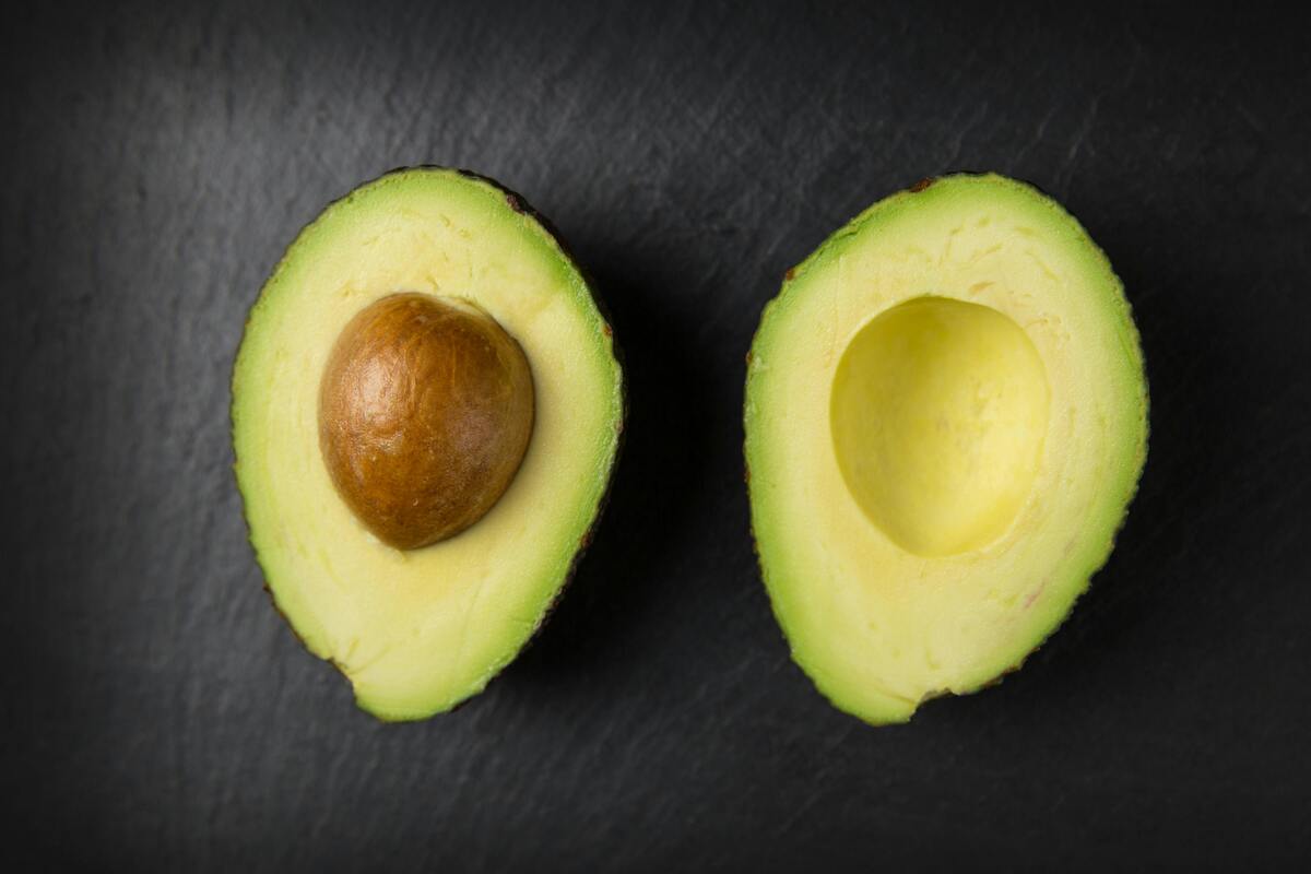 Erotismo a tavola, dall’avocado alla frutta secca: ecco i cinque cibi che risvegliano la libido e accendono il desiderio