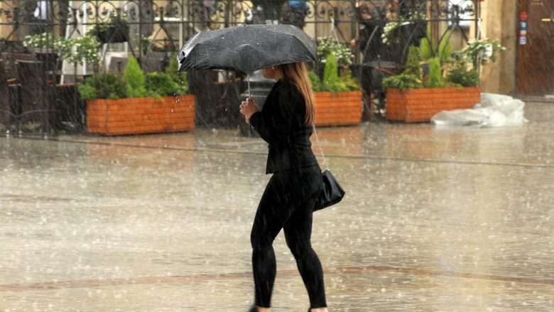 Allerta meteo per forti temporali e vento: venerdì chiusi tutti i parchi e le piscine a Milano