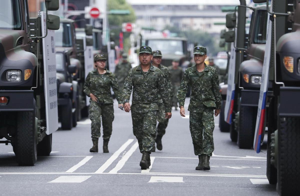 Cina, jet trasformati in droni vicino all’isola di Taiwan: la nuova strategia militare di Pechino per mettere sotto pressione le difese di Taipei Cina, jet trasformati in droni vicino all’isola di Taiwan: la nuova strategia militare di Pechino per mettere sotto pressione le difese di Taipei