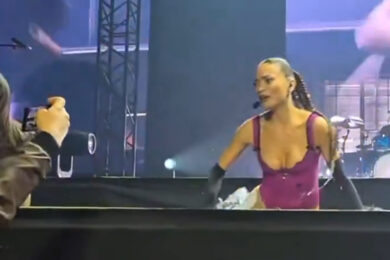 Elodie furiosa al suo concerto, non si trattava di un fan ma di un giornalista di Messina Today. Che cos’è successo. VIDEO