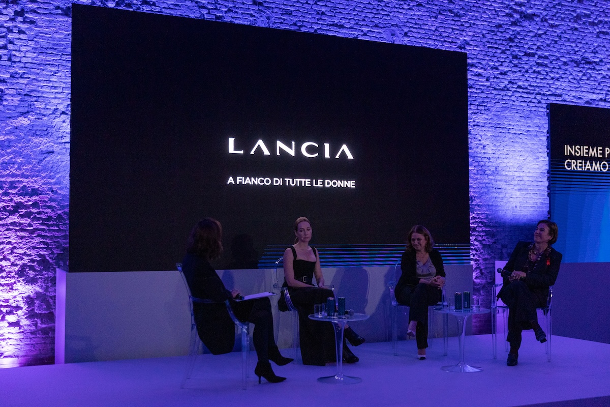 Elle e Lancia unite a Milano: insieme contro la violenza sulle donne Elle e Lancia unite a Milano: insieme contro la violenza sulle donne