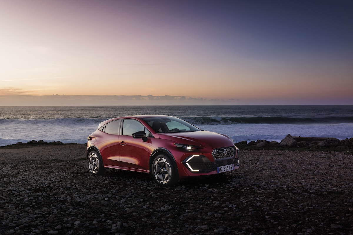 Clio VI rivoluziona il segmento B: più grande, ibrida e tecnologica Clio VI rivoluziona il segmento B: più grande, ibrida e tecnologica