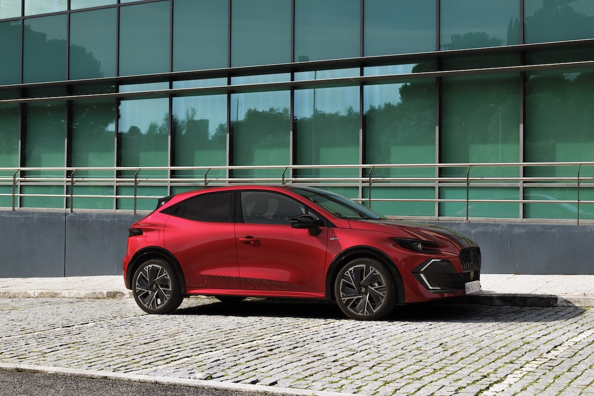 Clio VI rivoluziona il segmento B: più grande, ibrida e tecnologica Clio VI rivoluziona il segmento B: più grande, ibrida e tecnologica