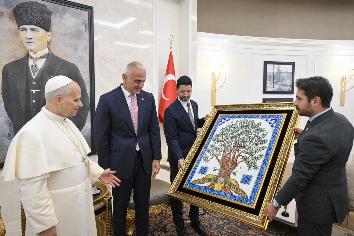 Papa Leone XIV arrivato ad Ankara: il suo primo viaggio nel segno del dialogo in un mondo in guerra