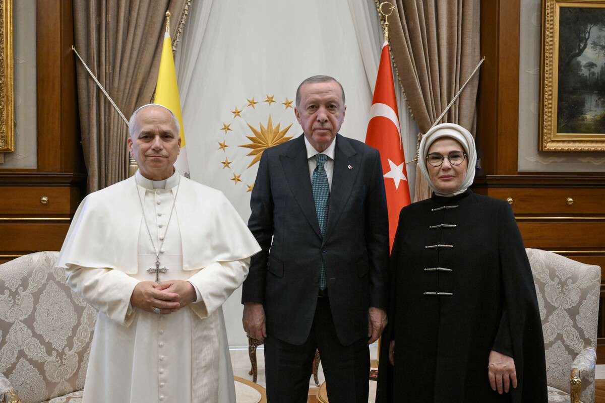 Papa Leone XIV arrivato ad Ankara: il suo primo viaggio nel segno del dialogo in un mondo in guerra