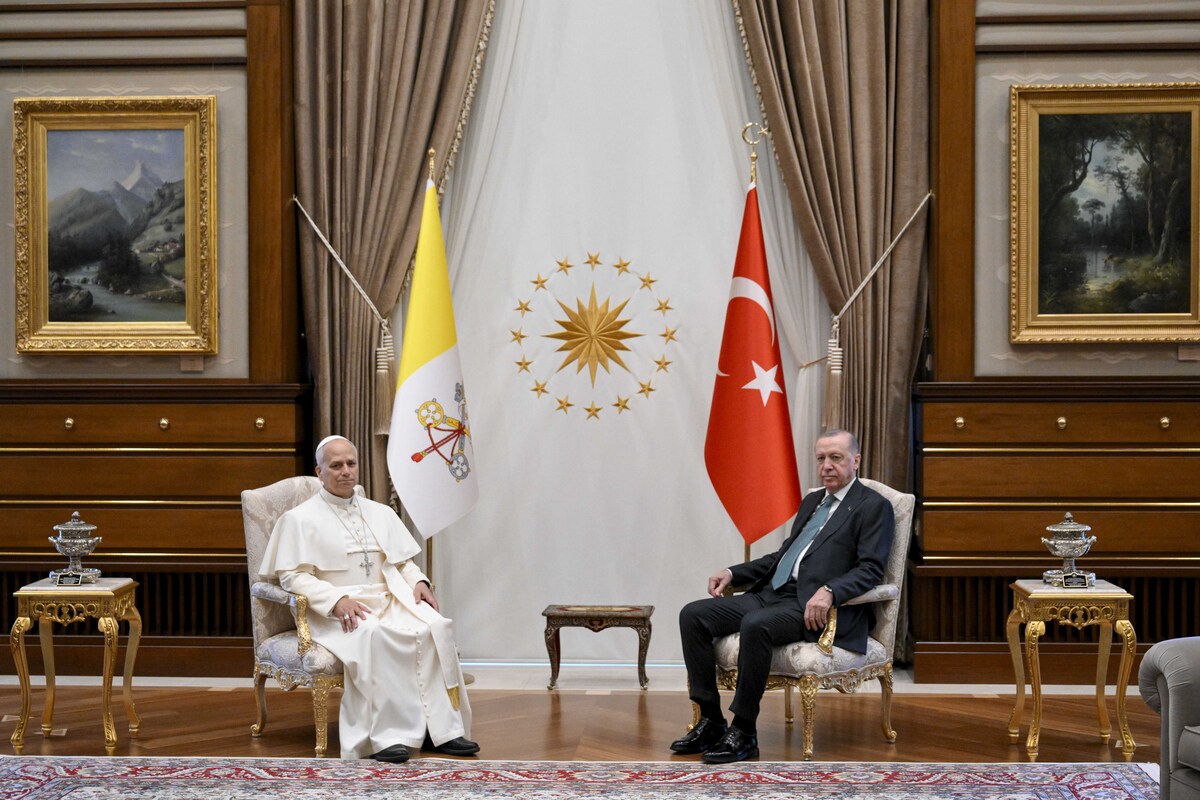 Papa Leone XIV arrivato ad Ankara: il suo primo viaggio nel segno del dialogo in un mondo in guerra