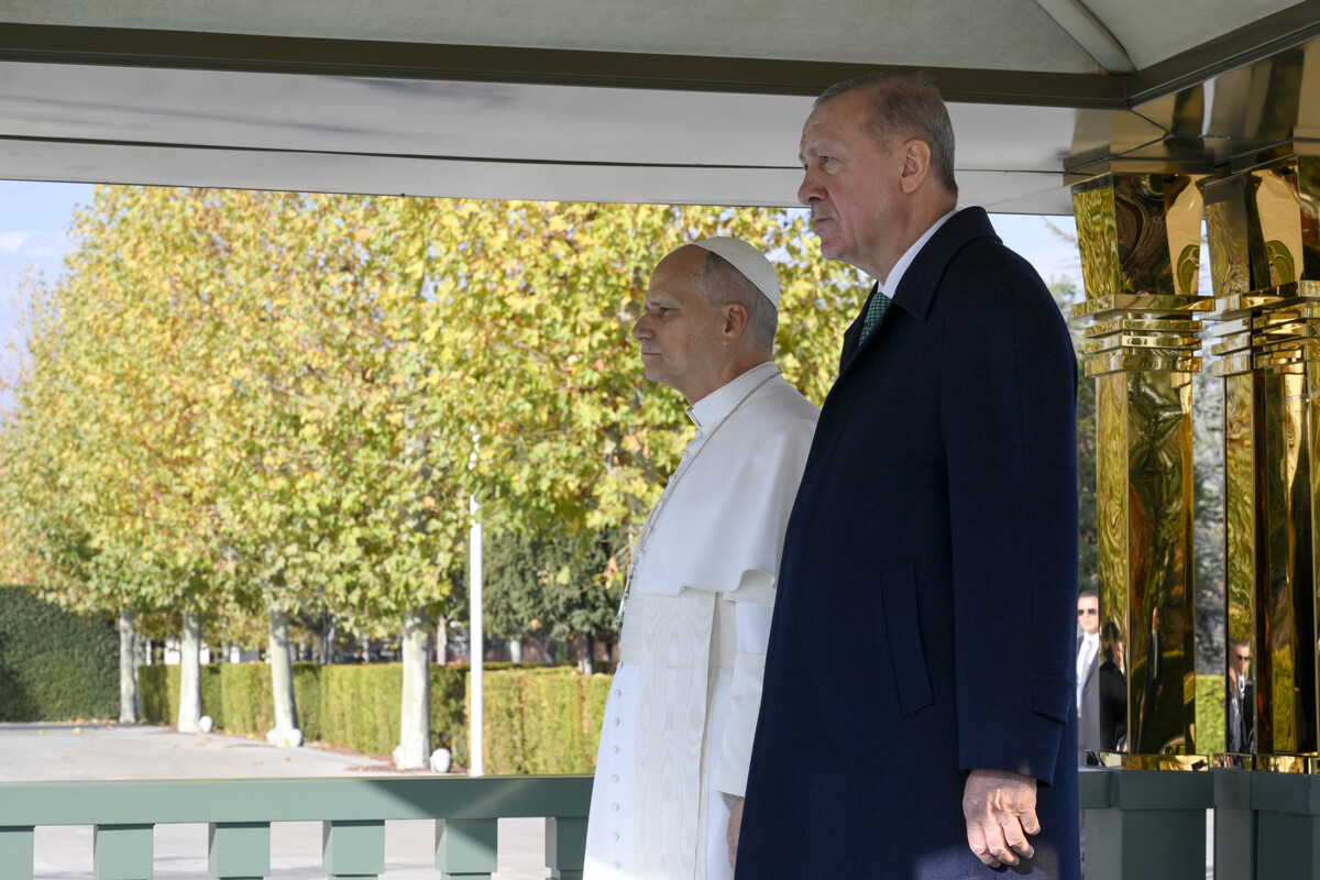 Papa Leone XIV arrivato ad Ankara: il suo primo viaggio nel segno del dialogo in un mondo in guerra