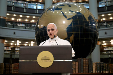 Papa Leone XIV arrivato ad Ankara: il suo primo viaggio nel segno del dialogo in un mondo in guerra