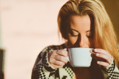 “Metteva diuretici nel caffè e poi ci impediva di andare in bagno per vederci soffrire”, la denuncia di 250 donne contro un ex funzionario francese