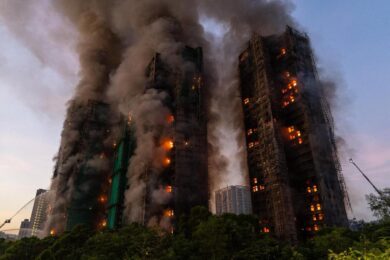 Maxi incendio a Hong Kong, corsa contro il tempo per salvare vite: mancano all’appello 279 persone. Fiamme alimentate da impalcature in bambù