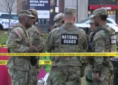 Chi è il 29enne afghano accusato di aver sparato a due militari vicino alla Casa Bianca. Il giallo della pistola