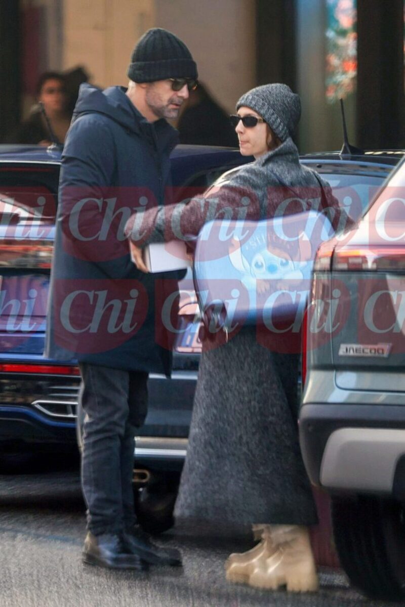 Beatrice Arnera e Raoul Bova, piccioncini in fuga d’amore. “Non vogliono staccarsi”, il bacio è da prima pagina