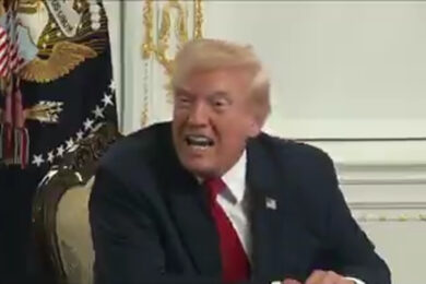 Trump insulta una giornalista in diretta dopo le domande sull’attentato a Washington: “Sei stupida?”