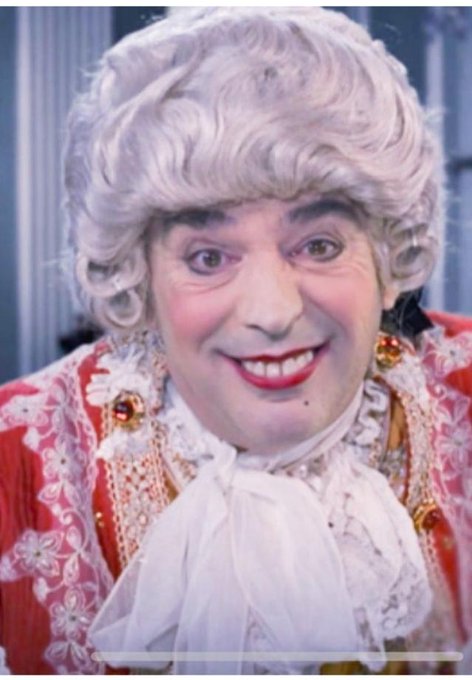 Il mantovano travestito da madre defunta fa il giro del mondo, tra gaffe e meme Il mantovano travestito da madre defunta fa il giro del mondo, tra gaffe e meme