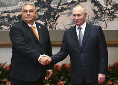 Ucraina, Orban vola a Mosca per incontrare Putin. Si dimette il capo staff di Zelensky perquisito per l’inchiesta sulla corruzione