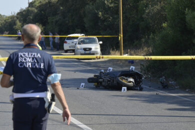 Tragedia a Roma, schianto fatale tra moto e autocarro: muore 50enne. In corso gli accertamenti tossicologici