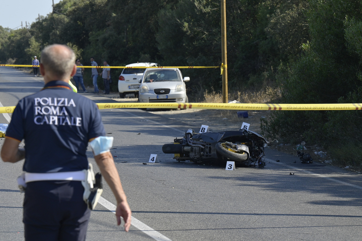 Tragedia a Roma, schianto fatale tra moto e autocarro: muore 50enne. In corso gli accertamenti tossicologici Tragedia a Roma, schianto fatale tra moto e autocarro: muore 50enne. In corso gli accertamenti tossicologici