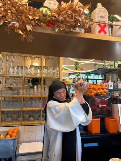 “Vita da suore”: dalle piattaforme social alla realtà, dj set e cocktail con le suore più virali del web – Le foto