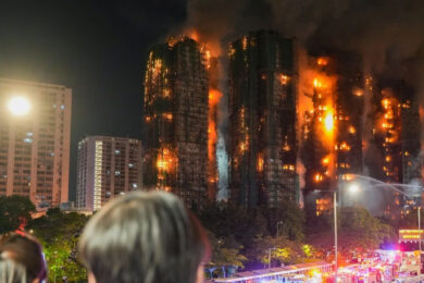 Hong Kong in fiamme, il bilancio drammatico: le vittime salgono a 128. Oltre 200 dispersi, ma i numeri continuano a peggiorare