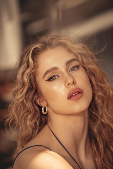 Max Giusti prende il testimone da Paolo Bonolis: quando debutta Caduta Libera (e chi è l’ex ballerina di Amici al suo fianco)