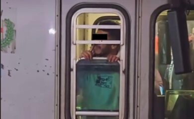 Milano, uomo in stato di alterazione si barrica nella cabina di guida di una metro in San Babila