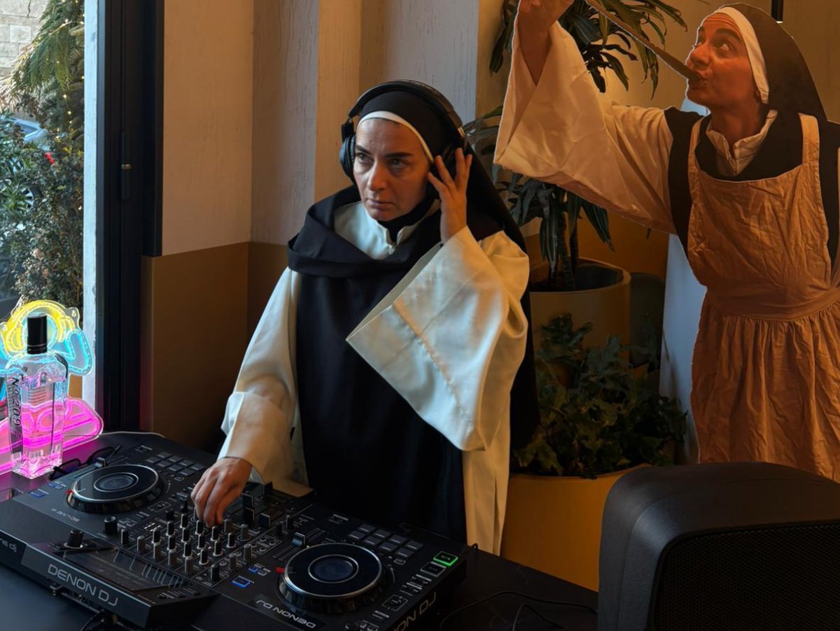 Galleria foto '“Vita da suore”: dalle piattaforme social alla realtà, dj set e cocktail con le suore più virali del web – Le foto' - foto 1