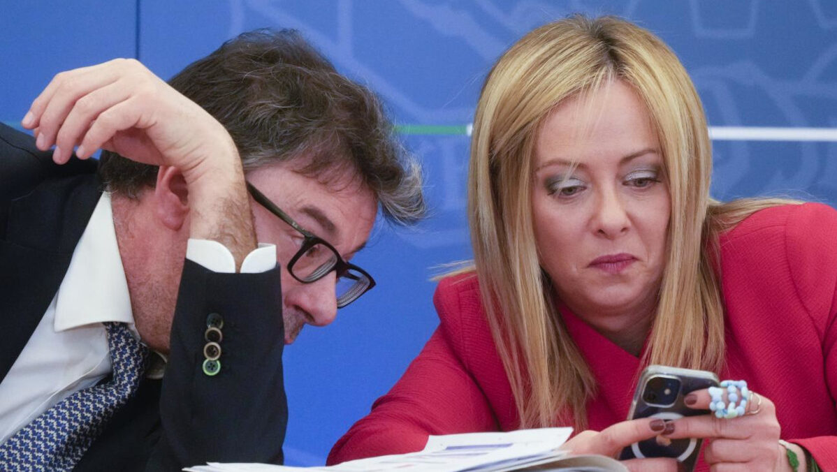 Pil, la sorpresa che può cambiare la partita: l’Ocse alza l’Italia allo 0,9%. E adesso Palazzo Chigi guarda a Bruxelles Pil, la sorpresa che può cambiare la partita: l’Ocse alza l’Italia allo 0,9%. E adesso Palazzo Chigi guarda a Bruxelles