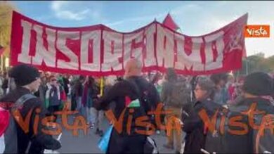 “Insorgiamo”, lo striscione e la musica dei tamburi al corteo pro Palestina a Roma