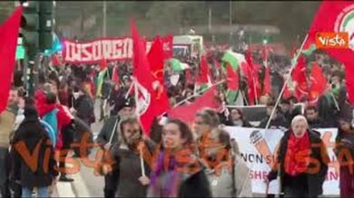 “Stop genocidio”, il corteo pro Palestina sfila per le vie di Roma