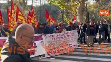 “Contro la finanziaria delle armi”, il corteo pro Palestina sfila per le vie di Roma