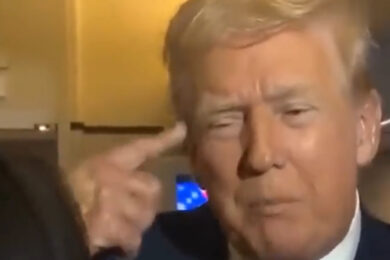 Trump insulta ancora una giornalista, che cos’ha detto a bordo dell’aereo presidenziale. VIDEO