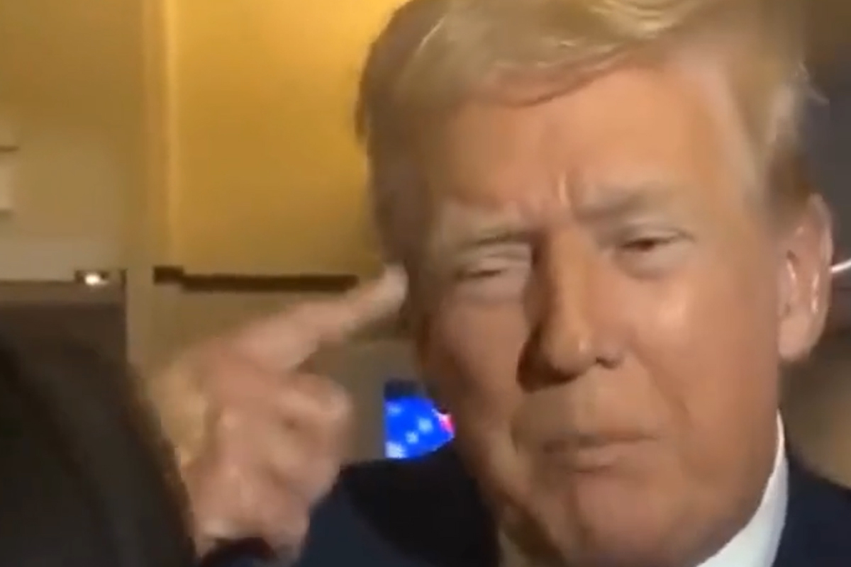Trump insulta ancora una giornalista, che cos’ha detto a bordo dell’aereo presidenziale. VIDEO Trump insulta ancora una giornalista, che cos’ha detto a bordo dell’aereo presidenziale. VIDEO