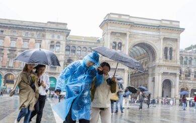 Meteo settimana: per l’inverno bisognerà ancora aspettare, nei prossimi giorni soprattutto tanta pioggia e nebbia. Ecco dove si dovrà aprire l’ombrello