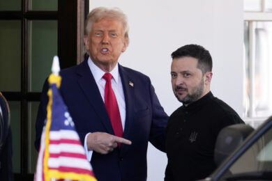 Ucraina, Trump bacchetta Zelensky: “La vicenda della corruzione non aiuta ma lavoriamo per la pace”
