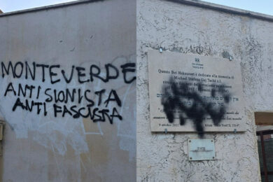Raid vandalico alla sinagoga di Monteverde, slogan pro-Palestina. Indaga la Digos. Condanna bipartisan del mondo politico