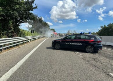 Chiodi sull’asfalto e auto bruciate: assalto a un portavalori a Reggio Calabria. Quanto vale il bottino rubato dalla banda