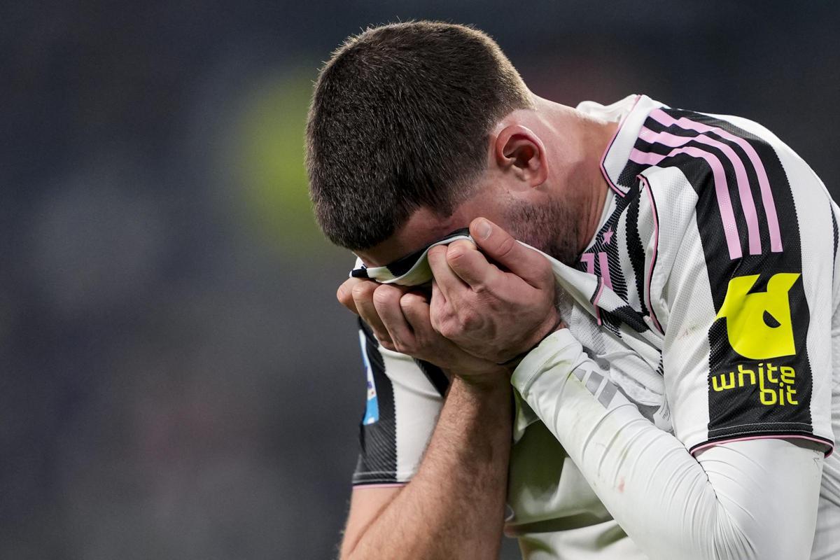 Juventus, come cambia il mercato con Vlahovic ko (tempi di rientro lunghi, quando torna) – I 3 nomi per l’attacco a gennaio Juventus, come cambia il mercato con Vlahovic ko (tempi di rientro lunghi, quando torna) – I 3 nomi per l’attacco a gennaio