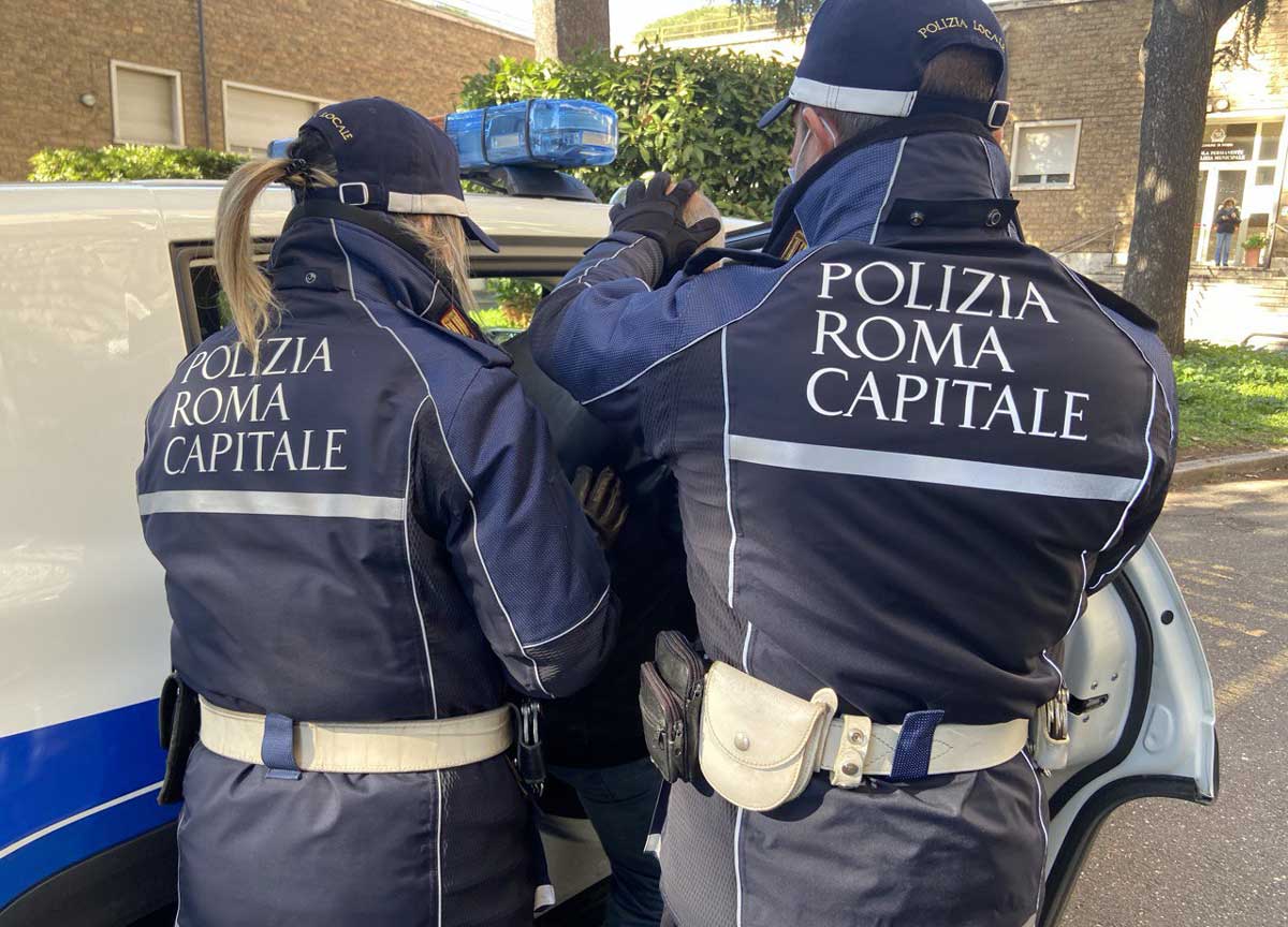 Roma, legato e seminudo in fuga dal campo rom: 18enne salvato dalla Polizia Locale Roma, legato e seminudo in fuga dal campo rom: 18enne salvato dalla Polizia Locale