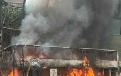 Autostrada A4, traffico paralizzato per il rogo di un pullman