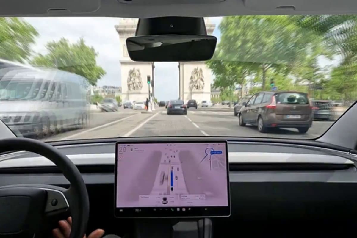 La guida autonoma di Tesla arriva in Italia: ecco come funziona e dove provarla La guida autonoma di Tesla arriva in Italia: ecco come funziona e dove provarla