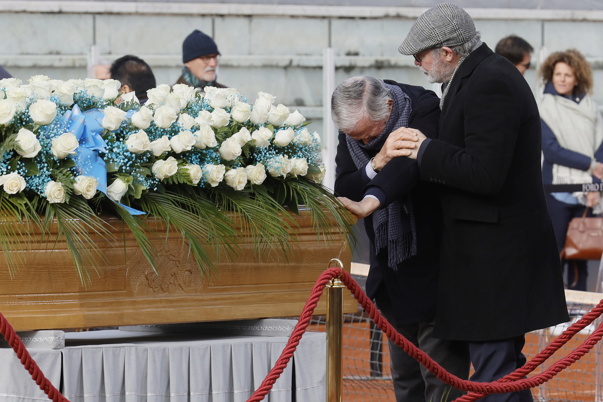Funerali di Nicola Pietrangeli, aperta la camera ardente al Foro Italico sulle note di Aznavour. Poi la cerimonia a Ponte Milvio