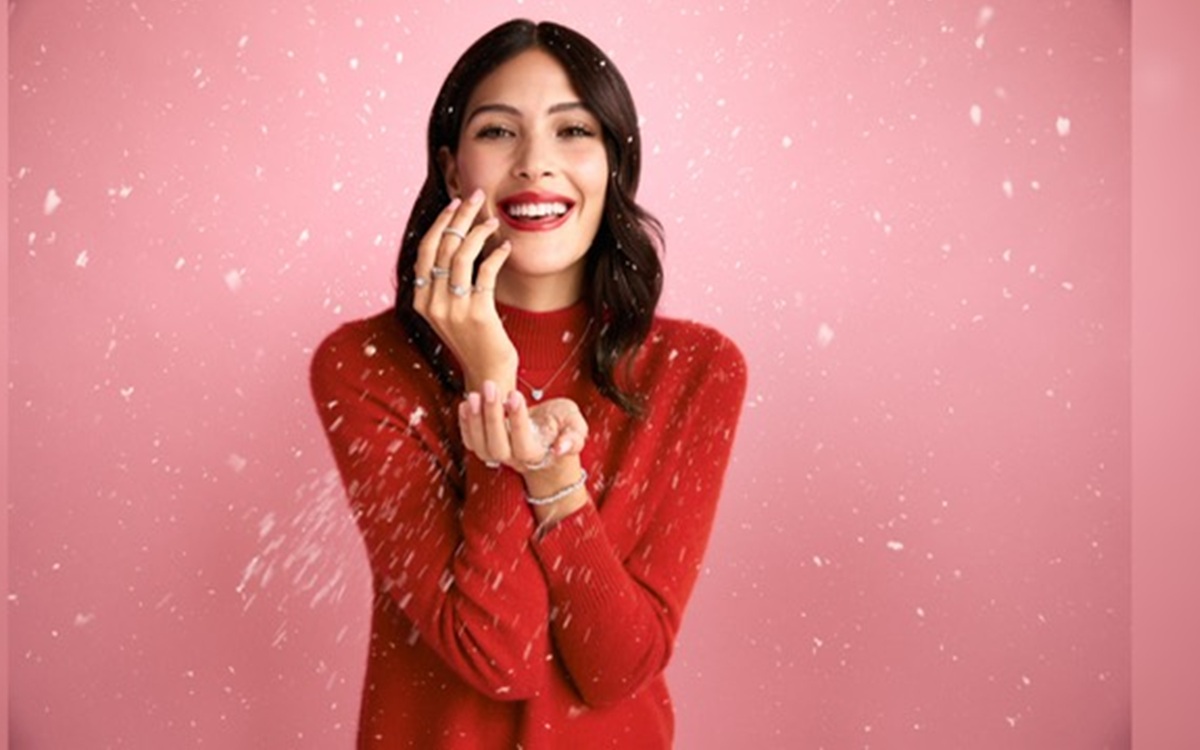 Stroili illumina il Natale 2025 con una campagna che celebra chi fa brillare ogni dono Stroili illumina il Natale 2025 con una campagna che celebra chi fa brillare ogni dono